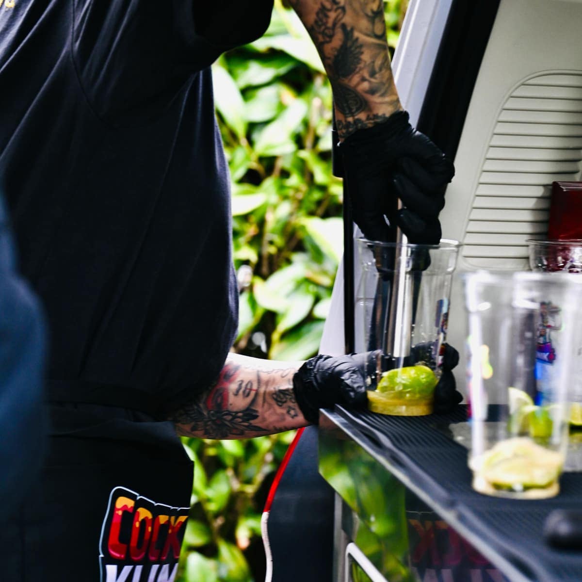 Frisch zubereitete Cocktails der Cocktailklinik im Glas