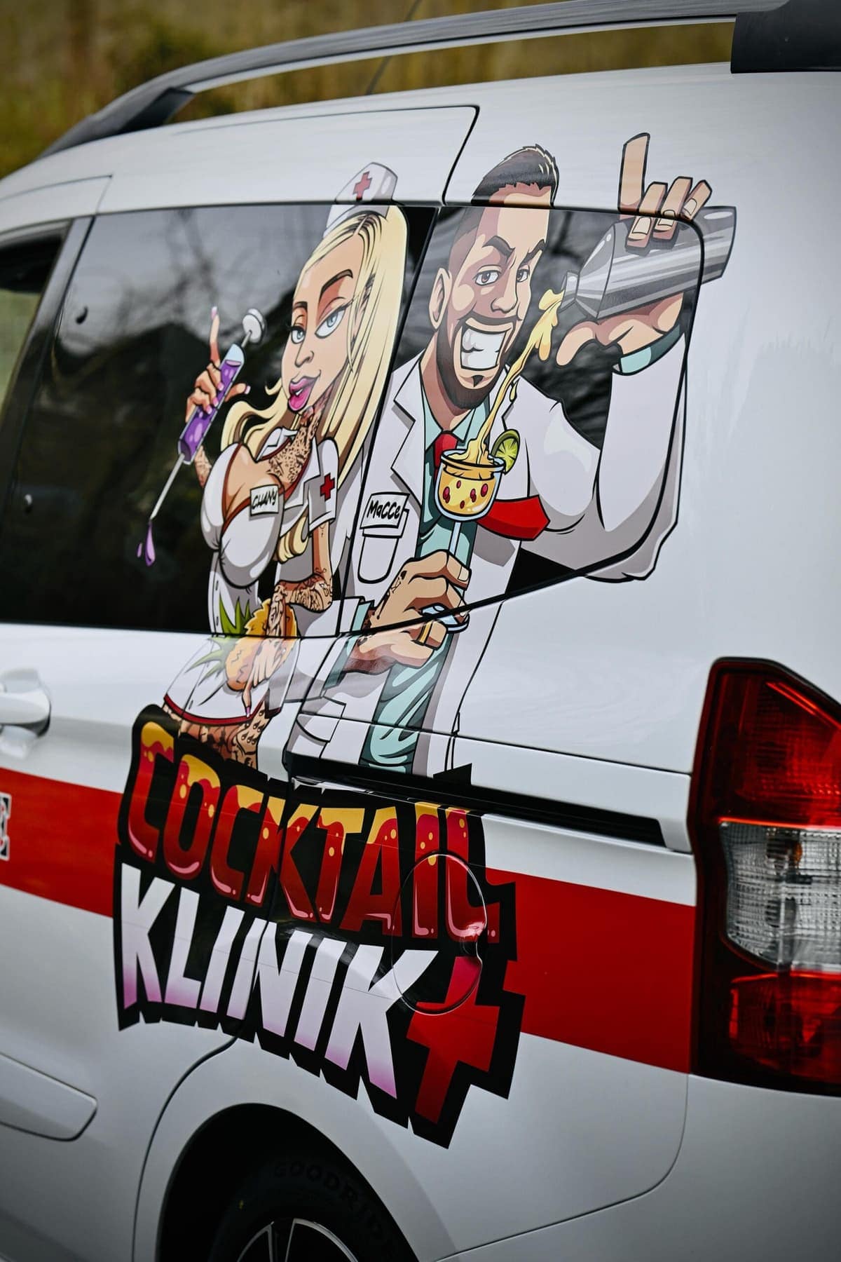 Barkeeper der Cocktailklinik mixt frische Cocktails am Cocktailwagen