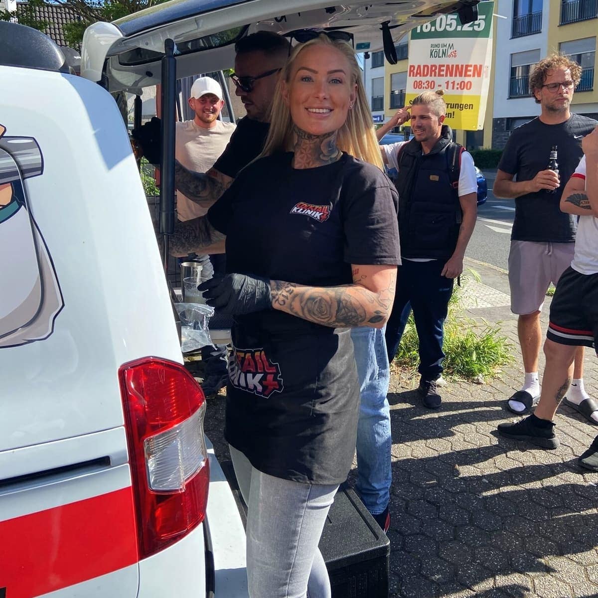 Der Cocktailklinik-Van beim Party-Alarm-Einsatz mit Gästen