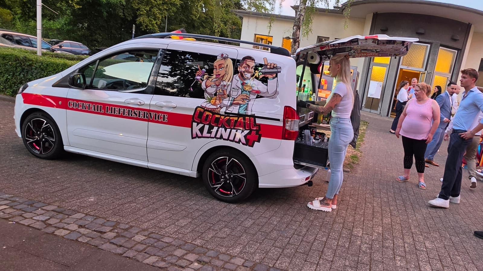 Der Cocktail-Klinik-Van bei einer Lieferung mit Gästen